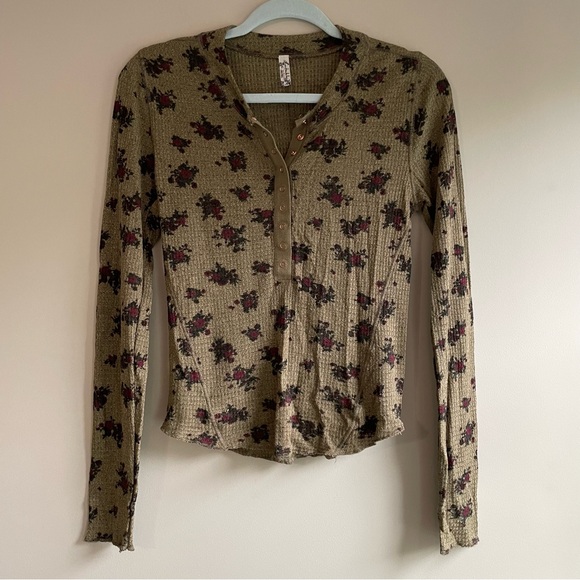 🌿3/$30 Free People Intimately one of the girls green floral button up top - Picture 4 of 8